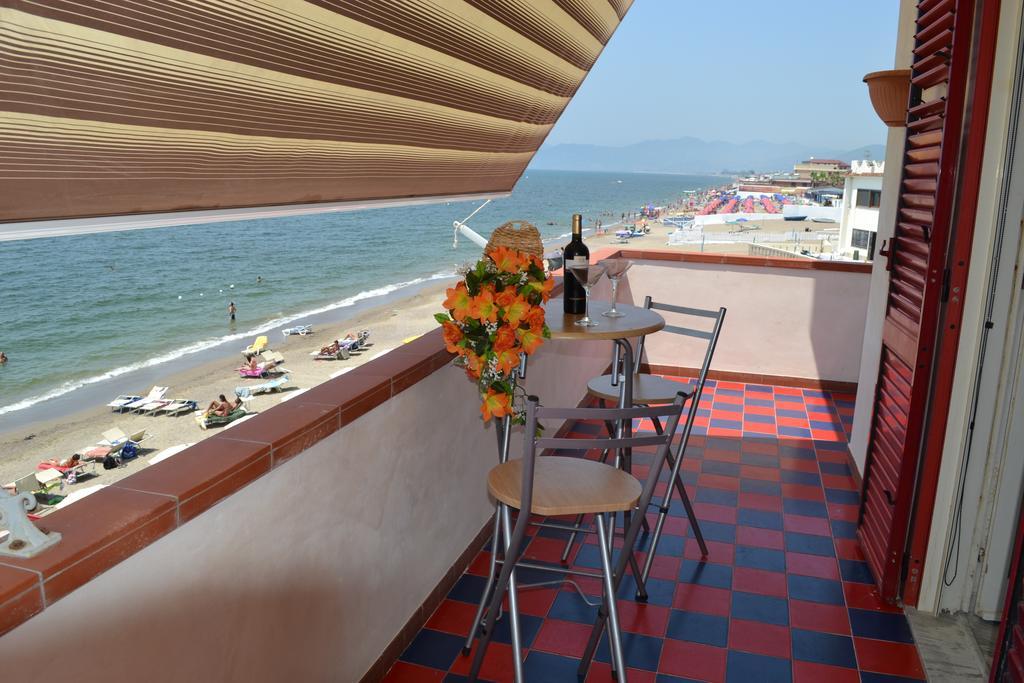 Casa Vacanze Dei Navigatori On The Sea Pontecagnano Exterior foto